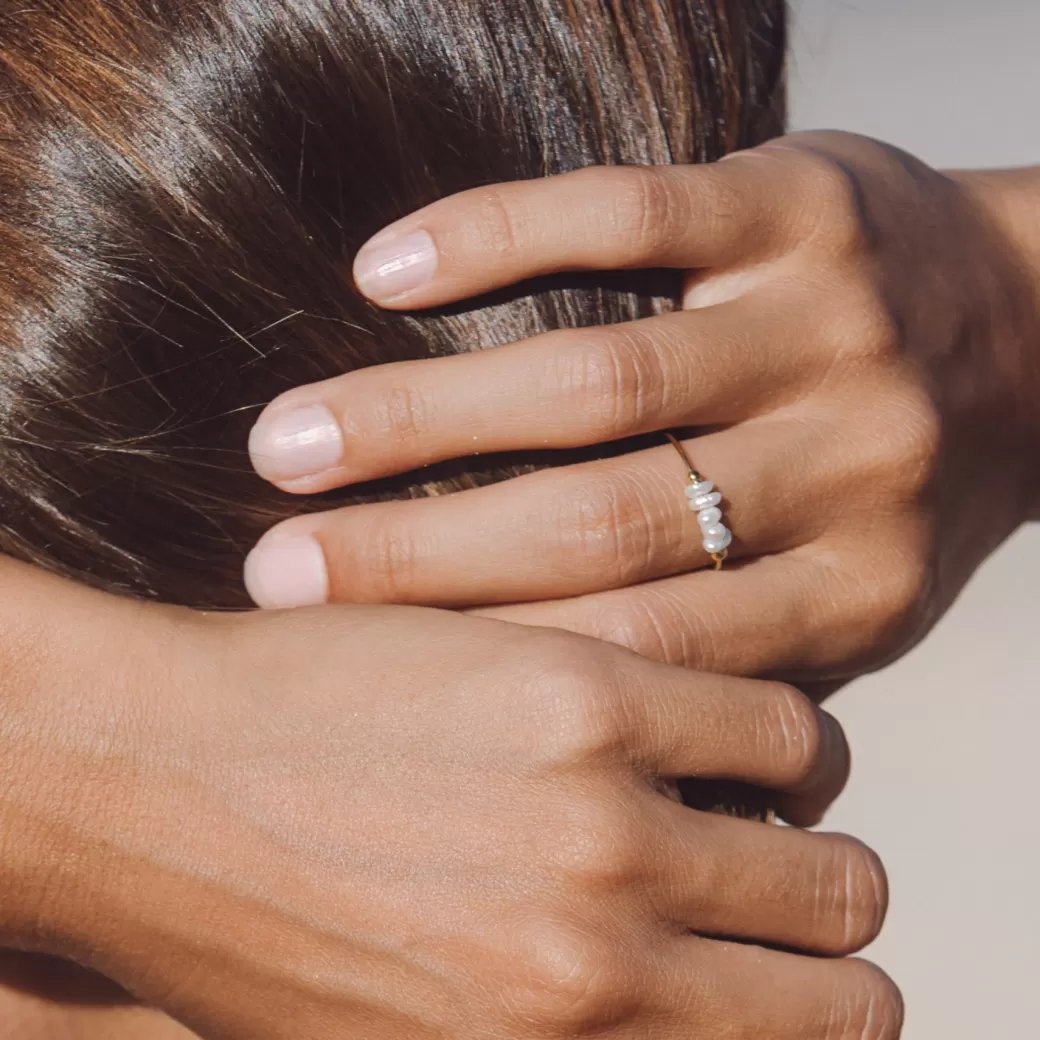 Anillo de Oro con Perlas Diminutas - Elegancia en Miniatura | Joyas Atolea