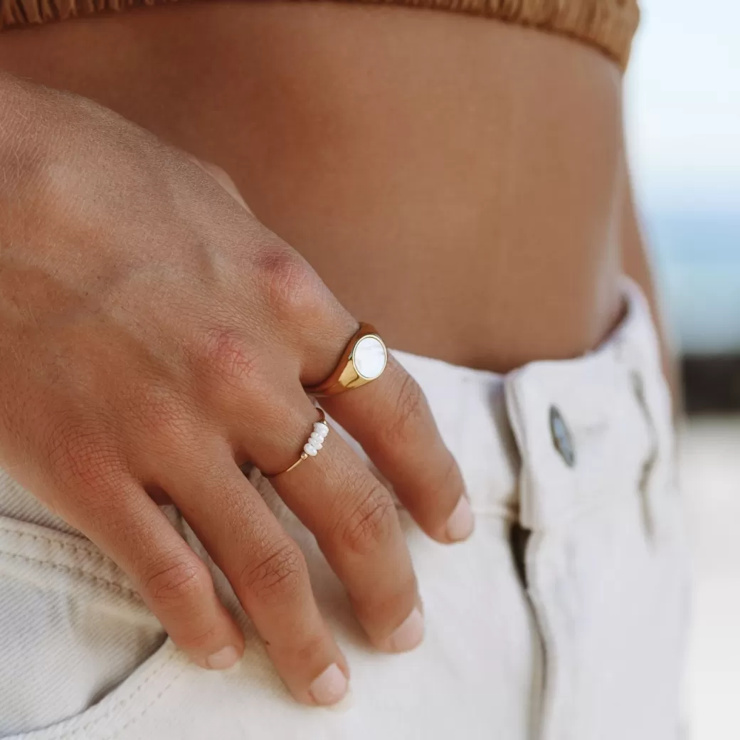 Anillo de Oro con Perlas Diminutas - Elegancia en Miniatura | Joyas Atolea