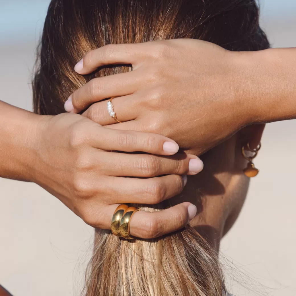 Anillo de Oro con Perlas Diminutas - Elegancia en Miniatura | Joyas Atolea