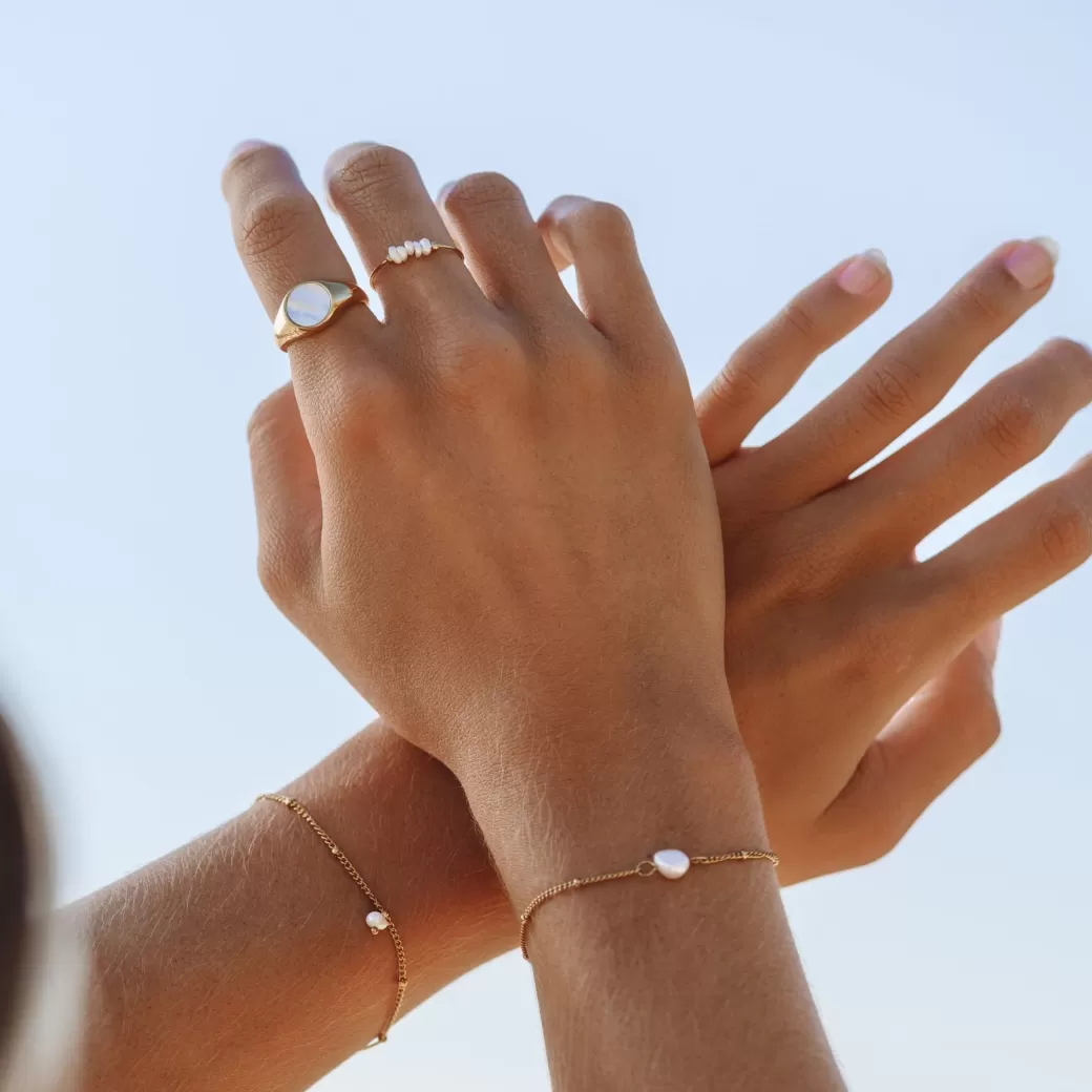 Anillo de Oro con Perlas Diminutas - Elegancia en Miniatura | Joyas Atolea