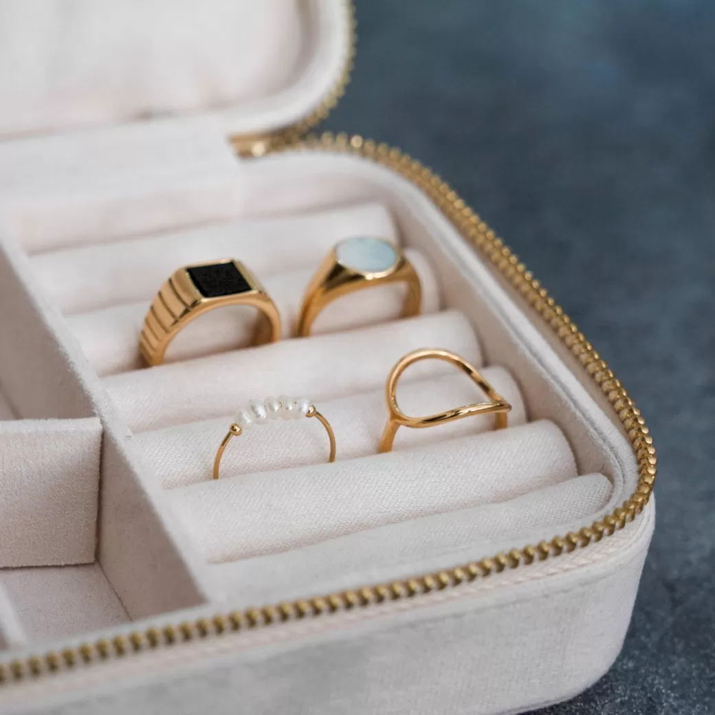 Anillo de Oro con Perlas Diminutas - Elegancia en Miniatura | Joyas Atolea