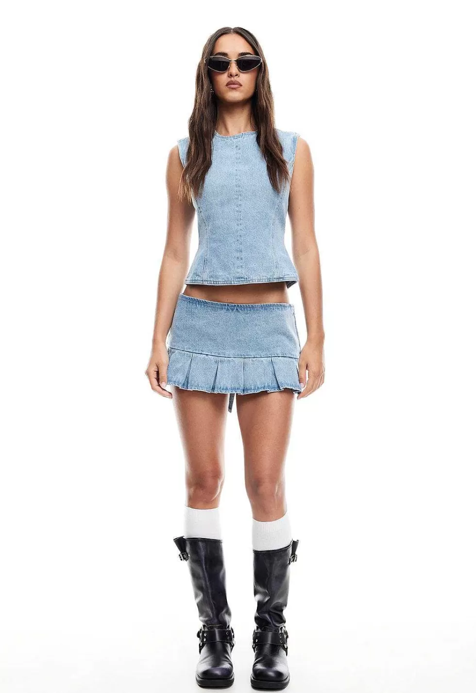¡Falda corta Lioness con diseño impactante - Novedad exclusiva primavera-verano!

(Alternativas adicionales por si necesitas variaciones):
1. Mini falda estampado León - Edición limitada para looks poderosos
2. Falda tejana Lioness efecto milagroso - Tendencias 2024
3. ¡Nuevo! Falda corta mujer efecto lifting - Colección Miracle by Lioness