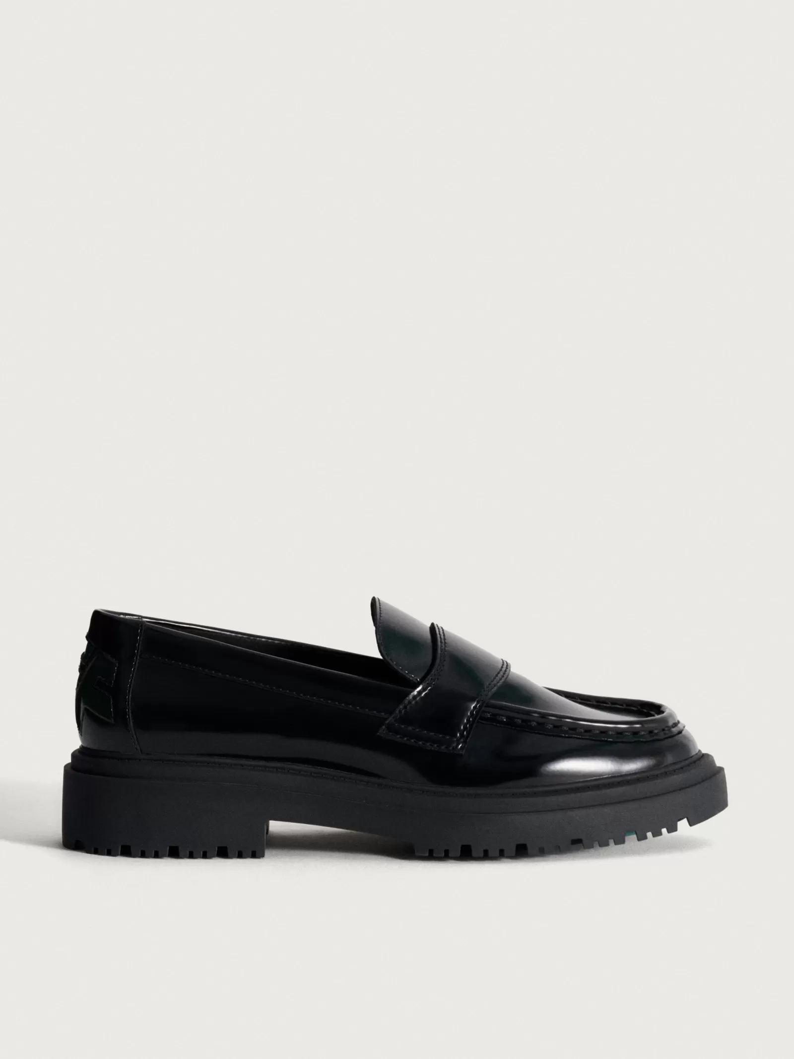 Mocasines escolares HOFF para mujer - Calzado plano en negro clásico con estilo versátil y confort duradero