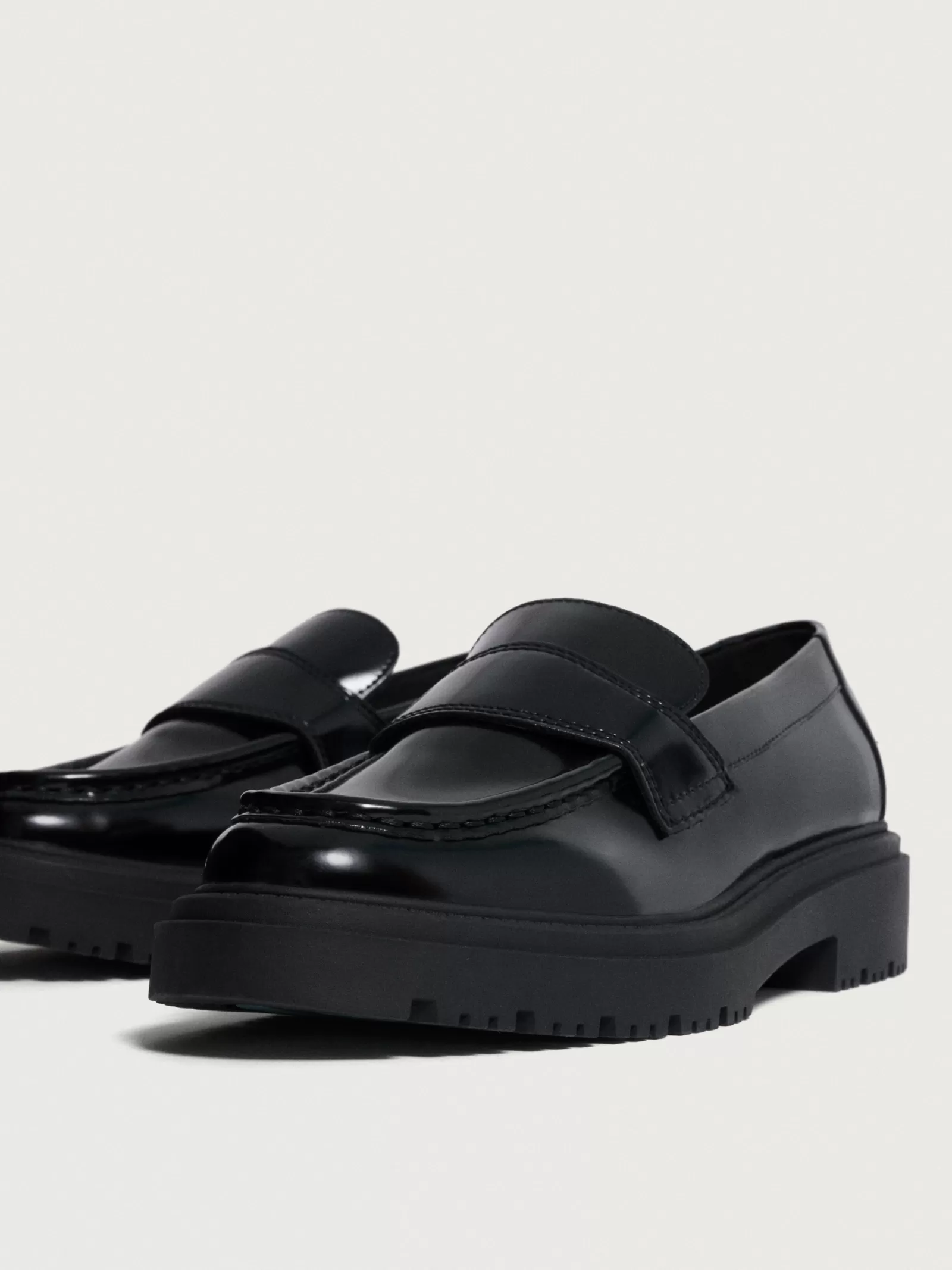 Mocasines escolares HOFF para mujer - Calzado plano en negro clásico con estilo versátil y confort duradero