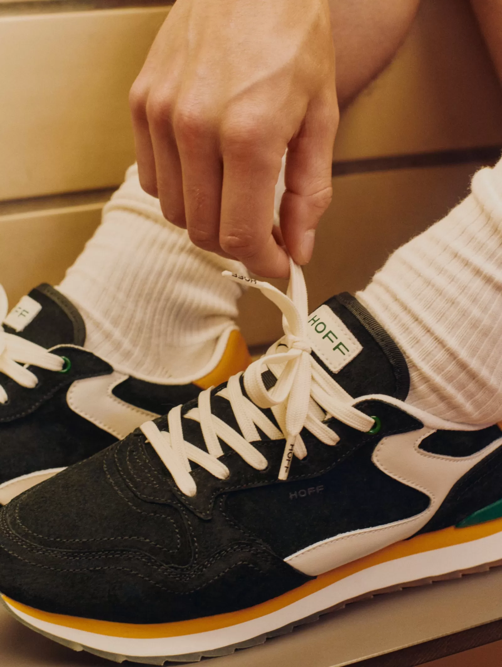 HOFF NIGREOS - Zapatillas Deportivas para Mujer | Diseño Ligero con Detalles en Negro Clásico | Calzado Casual Urbano | Talles 36-42 

(， 