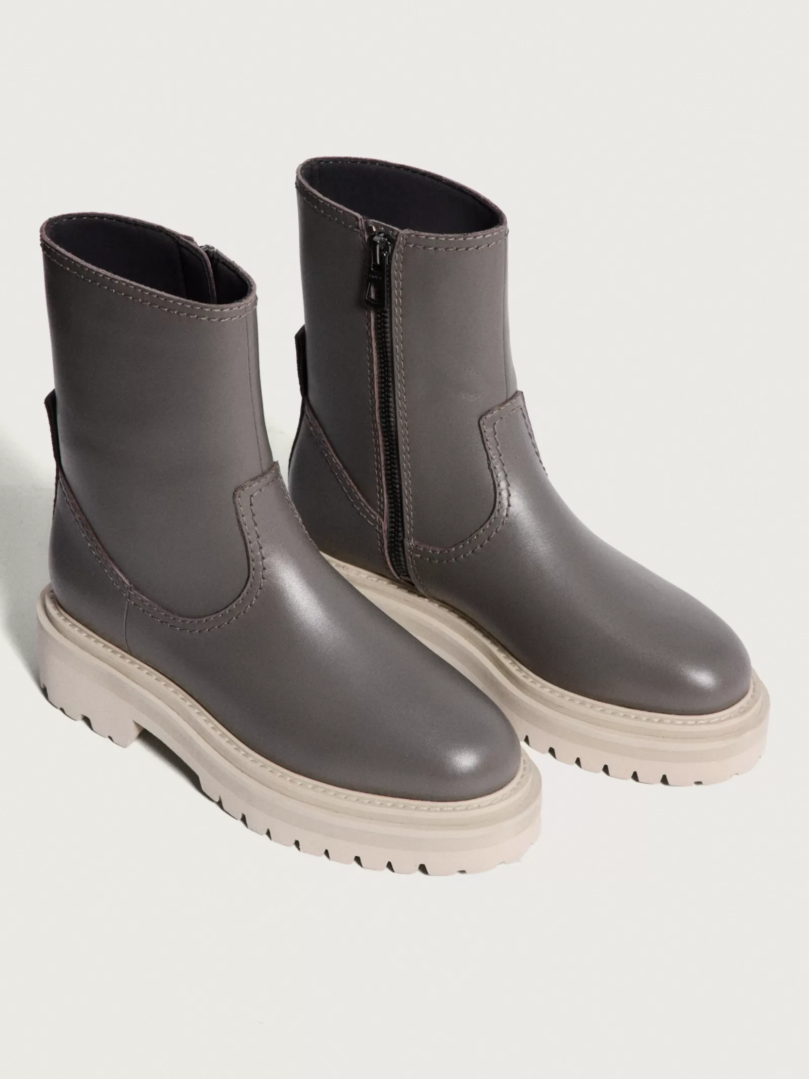 Botas Hoff Office en Cuero Gris - Elegancia Invernal con Ajuste Perfecto para Mujer | Estilo Versátil para Oficina y Ocasiones Casuales