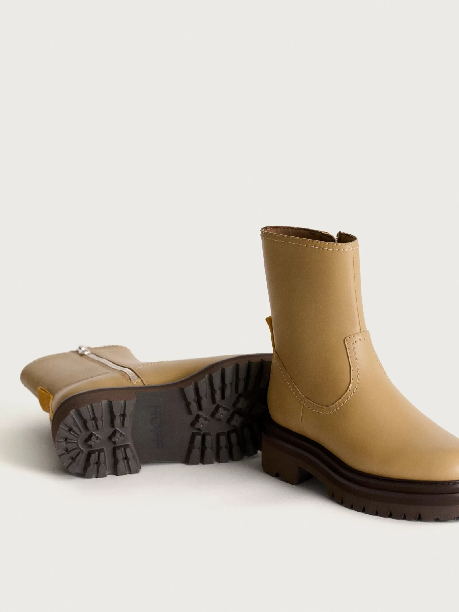 Botas HOFF Office en Cuero Ocre - Diseño Elegante para Mujer | Botines y Botas de Temporada