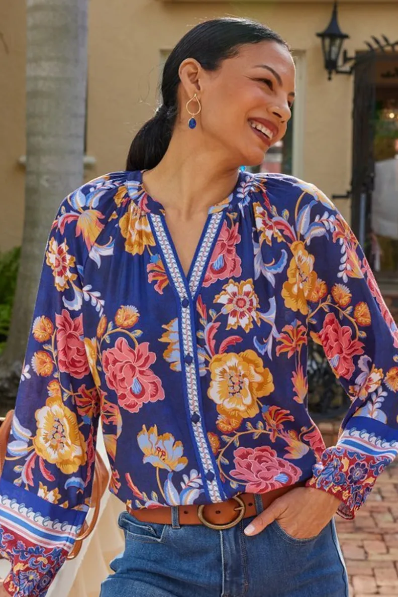 Blusa Hawaiana Flores de Akrotiri - Diseño Exclusivo Tops by Soft Surroundings | Comodidad Elegante con Estampado Botánico | Modelo Resort Primavera 2024