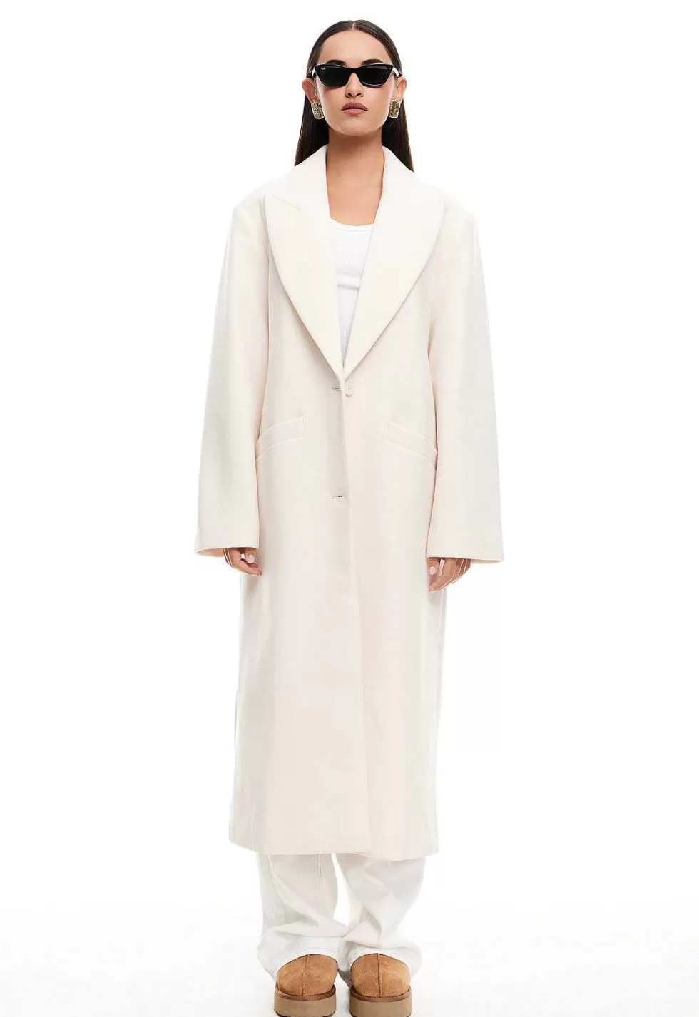 Elegancia moderna con el Abrigo Olsen Lioness - Diseño premium para invierno 2024