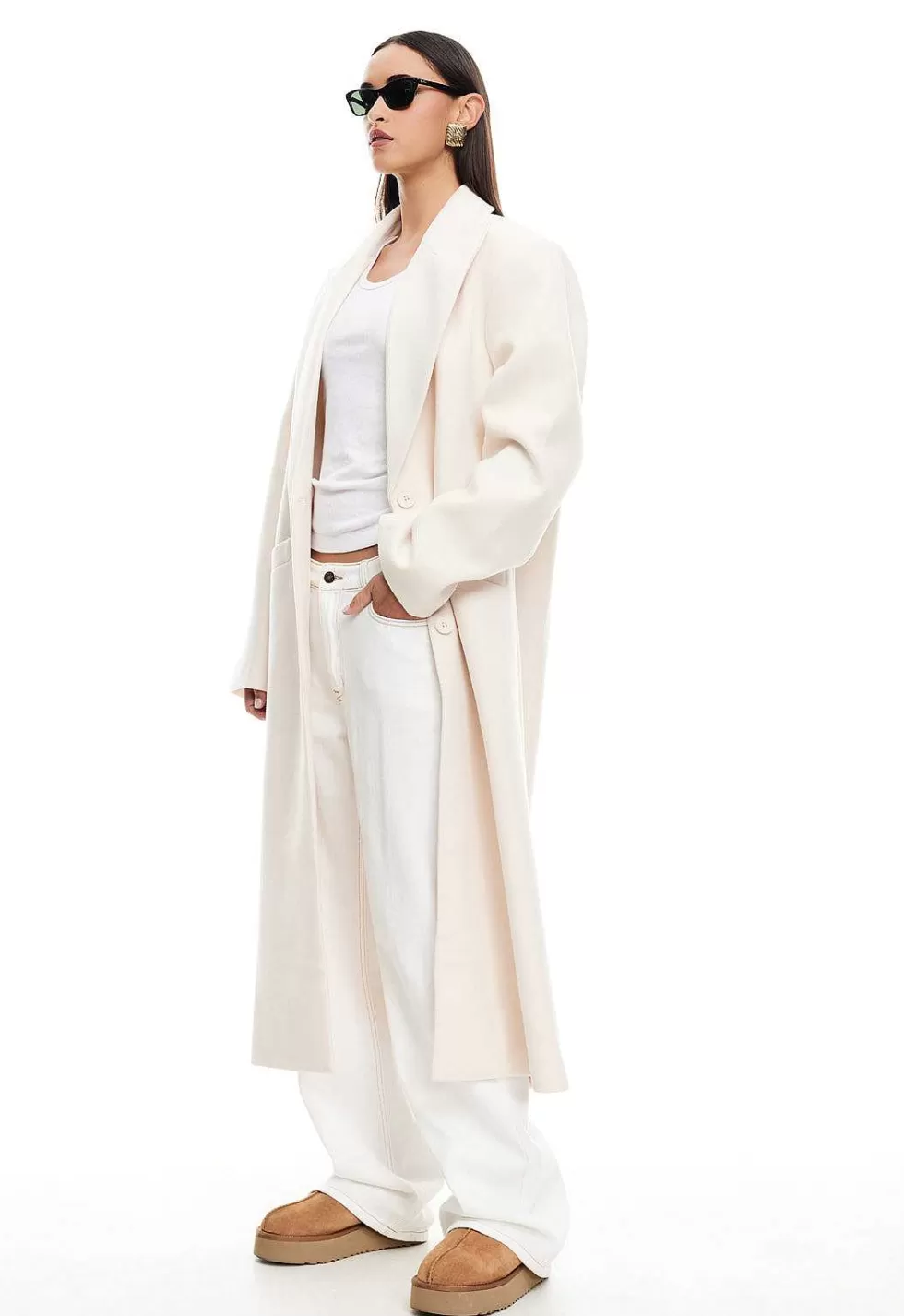 Elegancia moderna con el Abrigo Olsen Lioness - Diseño premium para invierno 2024