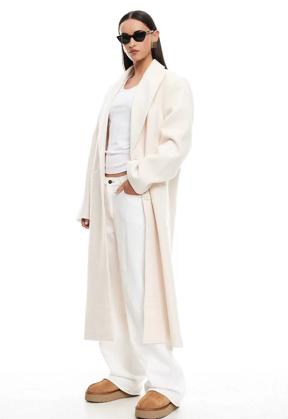 Elegancia moderna con el Abrigo Olsen Lioness - Diseño premium para invierno 2024