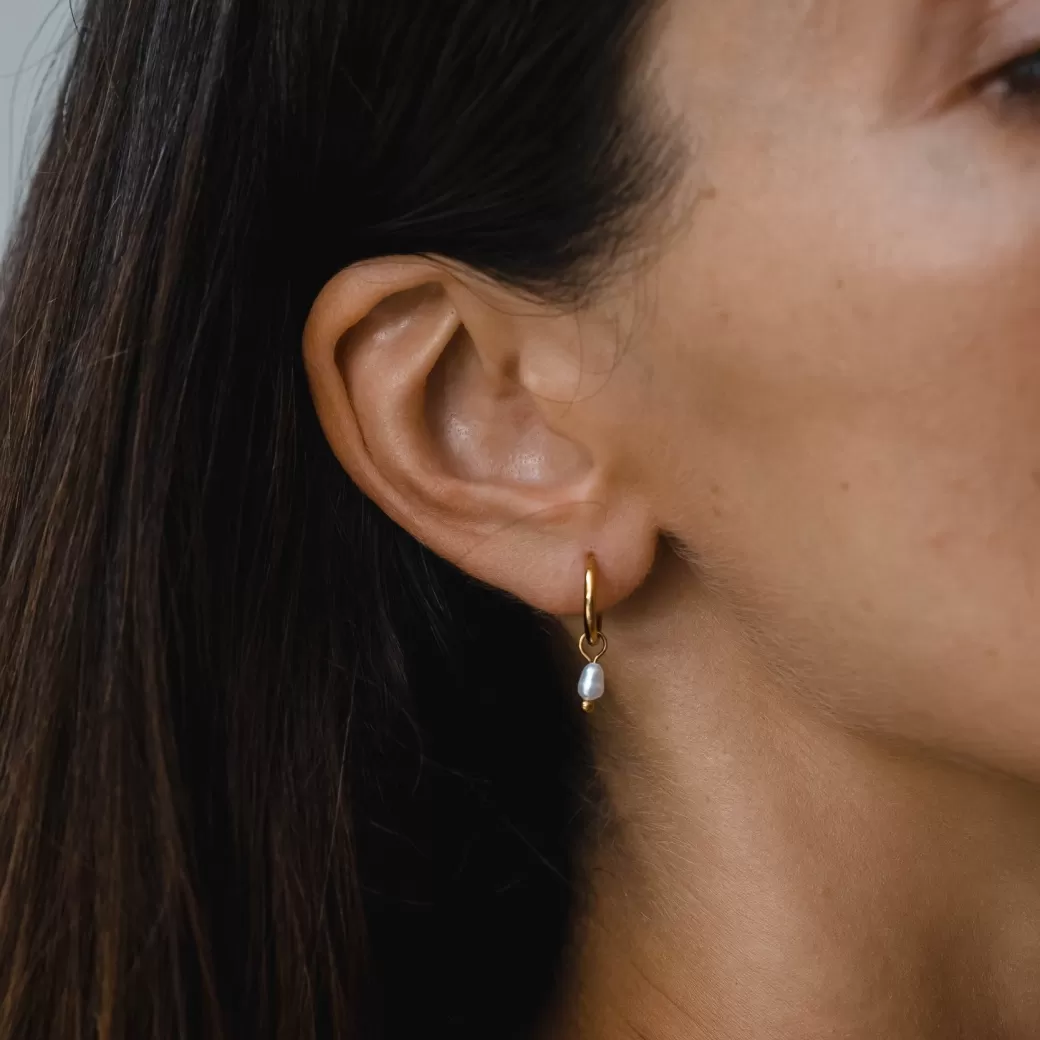 Aros Huggie de Perlas Elegantes - Joyería Atolea con Estilo Único y Detalles Brillantes