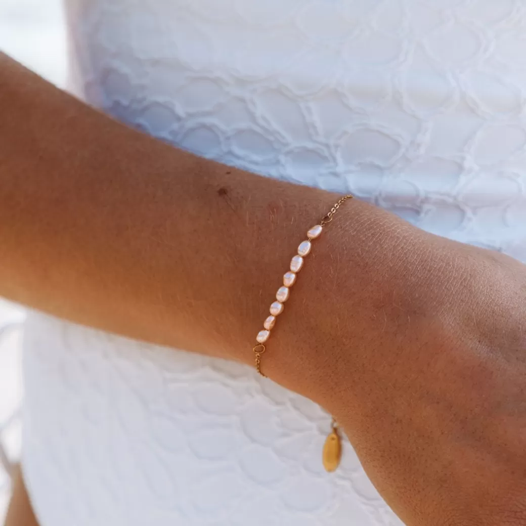 Pulsera Elegante de Perlas Rosa con Detalles Dorados - Joyería Atolea para Ocasiones Especiales