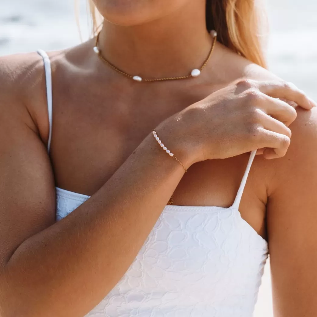 Pulsera Elegante de Perlas Rosa con Detalles Dorados - Joyería Atolea para Ocasiones Especiales