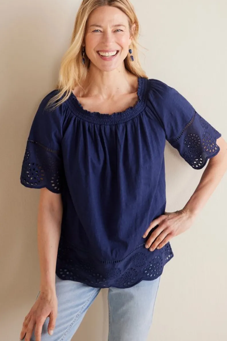 Camiseta Rahma con Bordado de Ojillos en Tonos Marino - Diseño Exclusivo Soft Surroundings