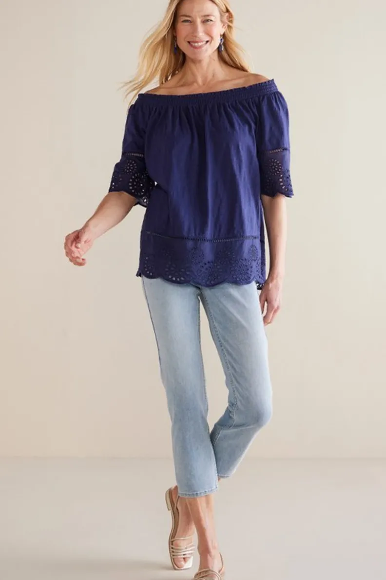 Camiseta Rahma con Bordado de Ojillos en Tonos Marino - Diseño Exclusivo Soft Surroundings