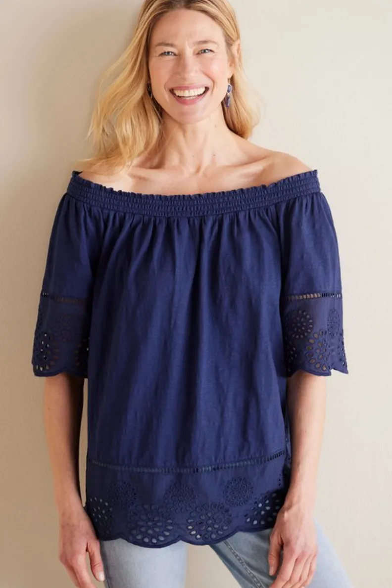 Camiseta Rahma con Bordado de Ojillos en Tonos Marino - Diseño Exclusivo Soft Surroundings