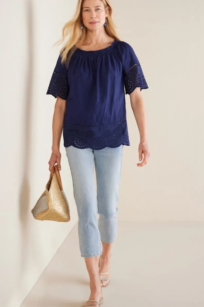 Camiseta Rahma con Bordado de Ojillos en Tonos Marino - Diseño Exclusivo Soft Surroundings