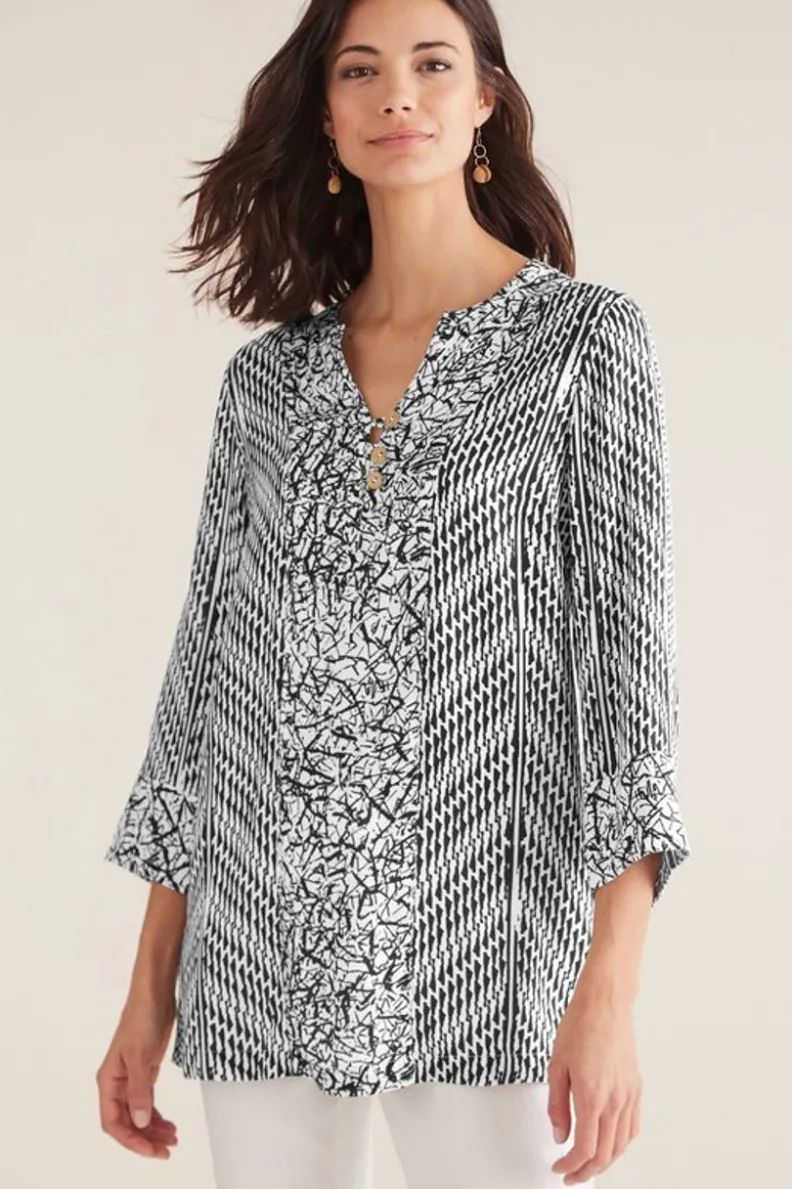 Blusa Ravello de Entornos Suaves - Diseño Abstracto en Blanco y Negro con Detalles Modernos