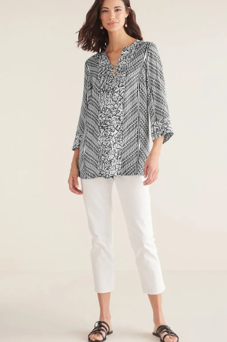 Blusa Ravello de Entornos Suaves - Diseño Abstracto en Blanco y Negro con Detalles Modernos