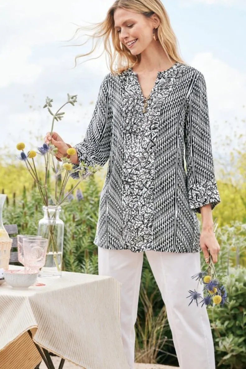 Blusa Ravello de Entornos Suaves - Diseño Abstracto en Blanco y Negro con Detalles Modernos