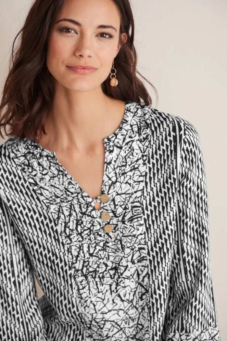 Blusa Ravello de Entornos Suaves - Diseño Abstracto en Blanco y Negro con Detalles Modernos