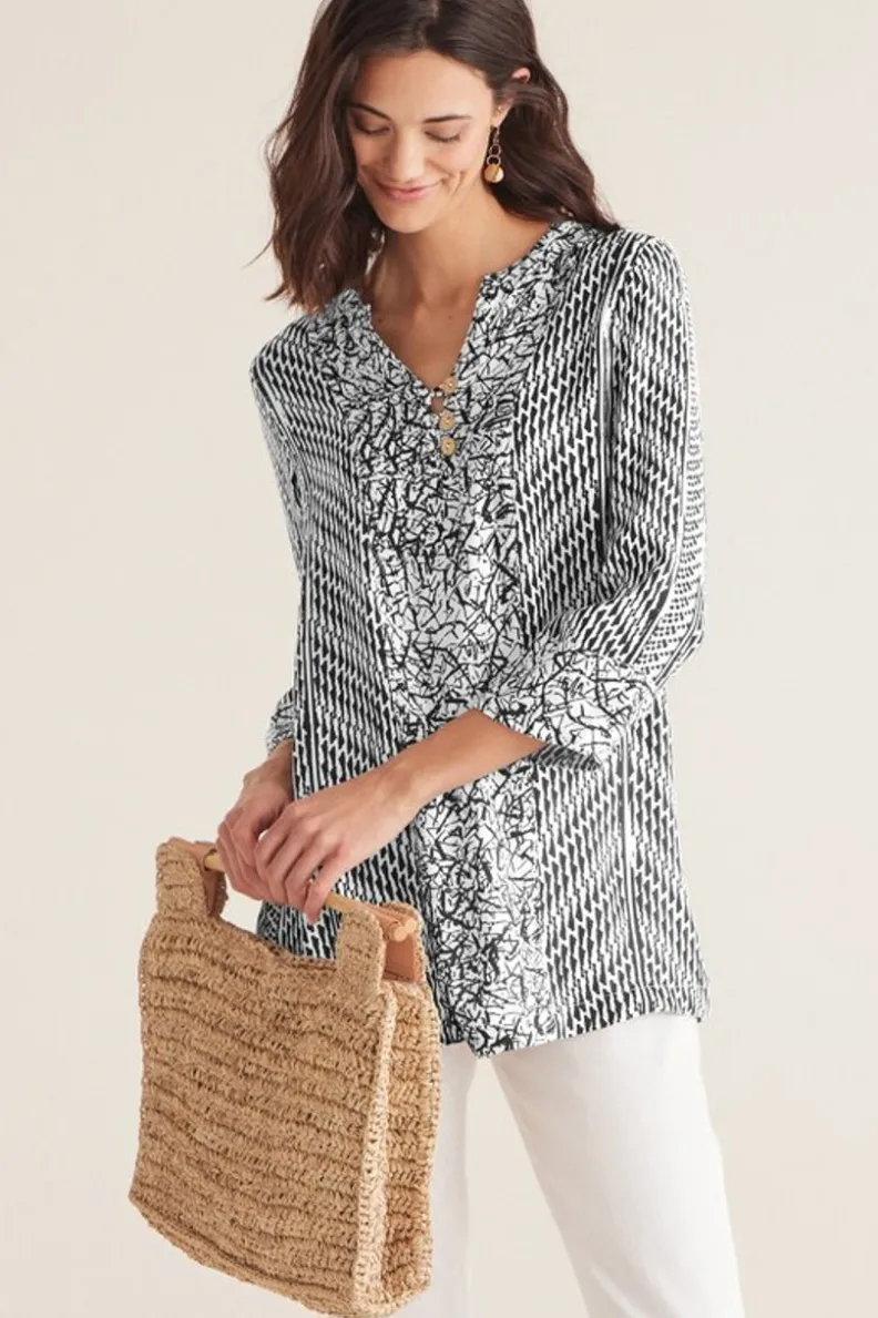 Blusa Ravello de Entornos Suaves - Diseño Abstracto en Blanco y Negro con Detalles Modernos