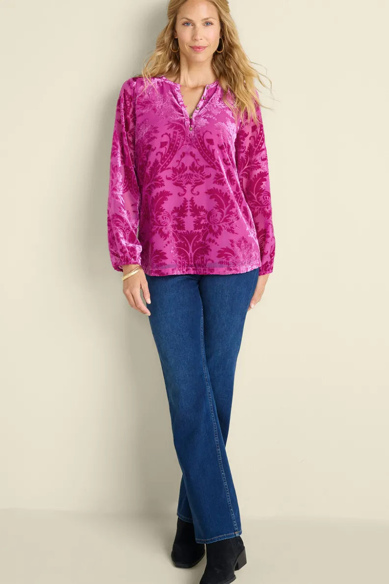 Tops Soft Surroundings - Blusa de Terciopelo Reesha en Tono Borgoña，Comodidad y Estilo en Cada Detalle

(Alternativa 1: Prenda en Terciopelo Reesha de Manga Corta - Color Vino Tinto con Ajuste Suave by Tops Soft Surroundings)

(Alternativa 2: Blusa Elegante Reesha en Terciopelo Ligero，Tono Otoñal Sangría - Colección Exclusiva Tops)