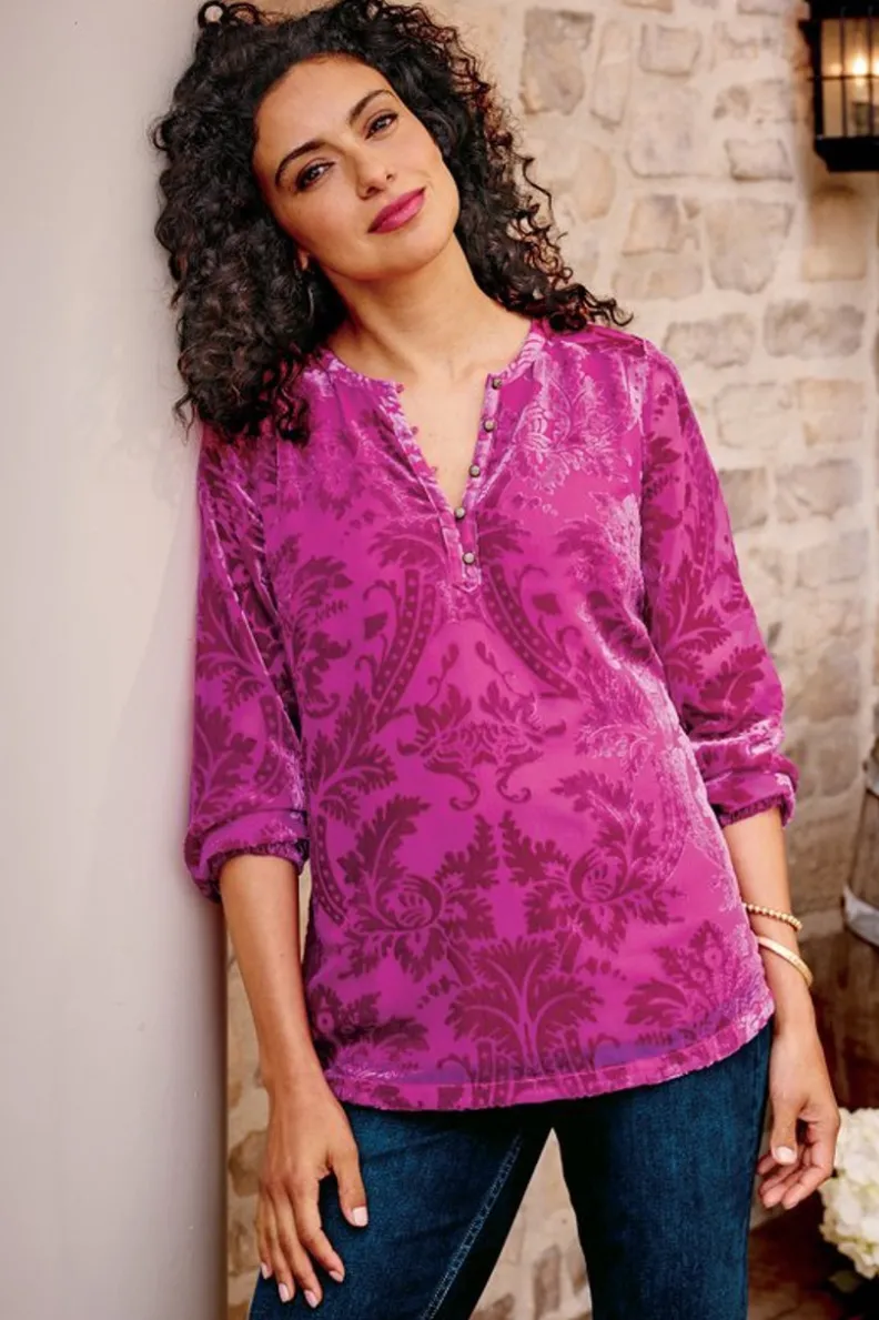 Tops Soft Surroundings - Blusa de Terciopelo Reesha en Tono Borgoña，Comodidad y Estilo en Cada Detalle

(Alternativa 1: Prenda en Terciopelo Reesha de Manga Corta - Color Vino Tinto con Ajuste Suave by Tops Soft Surroundings)

(Alternativa 2: Blusa Elegante Reesha en Terciopelo Ligero，Tono Otoñal Sangría - Colección Exclusiva Tops)