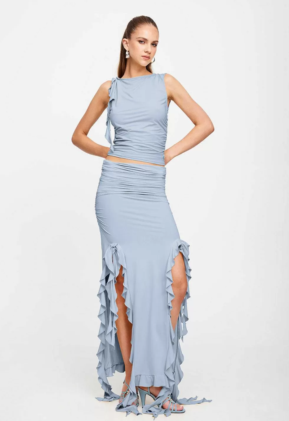 Falda Leona: Diseño Elegante para Momentos Inolvidables