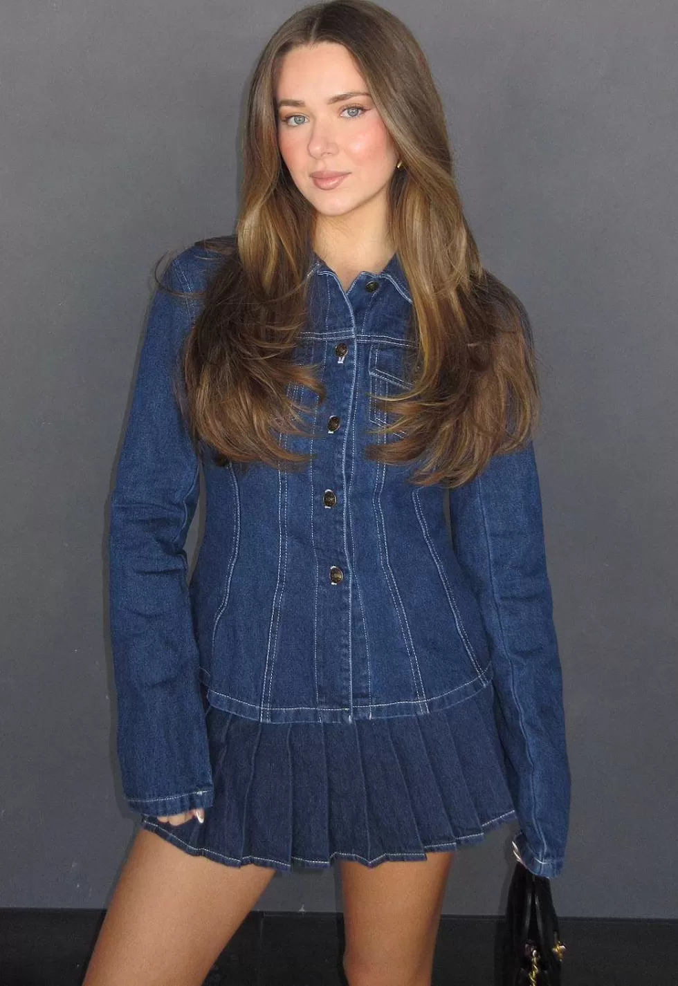 Chaquetón Motera en Mezclilla con Estampado de Leona - Diseño Urbano para Mujer