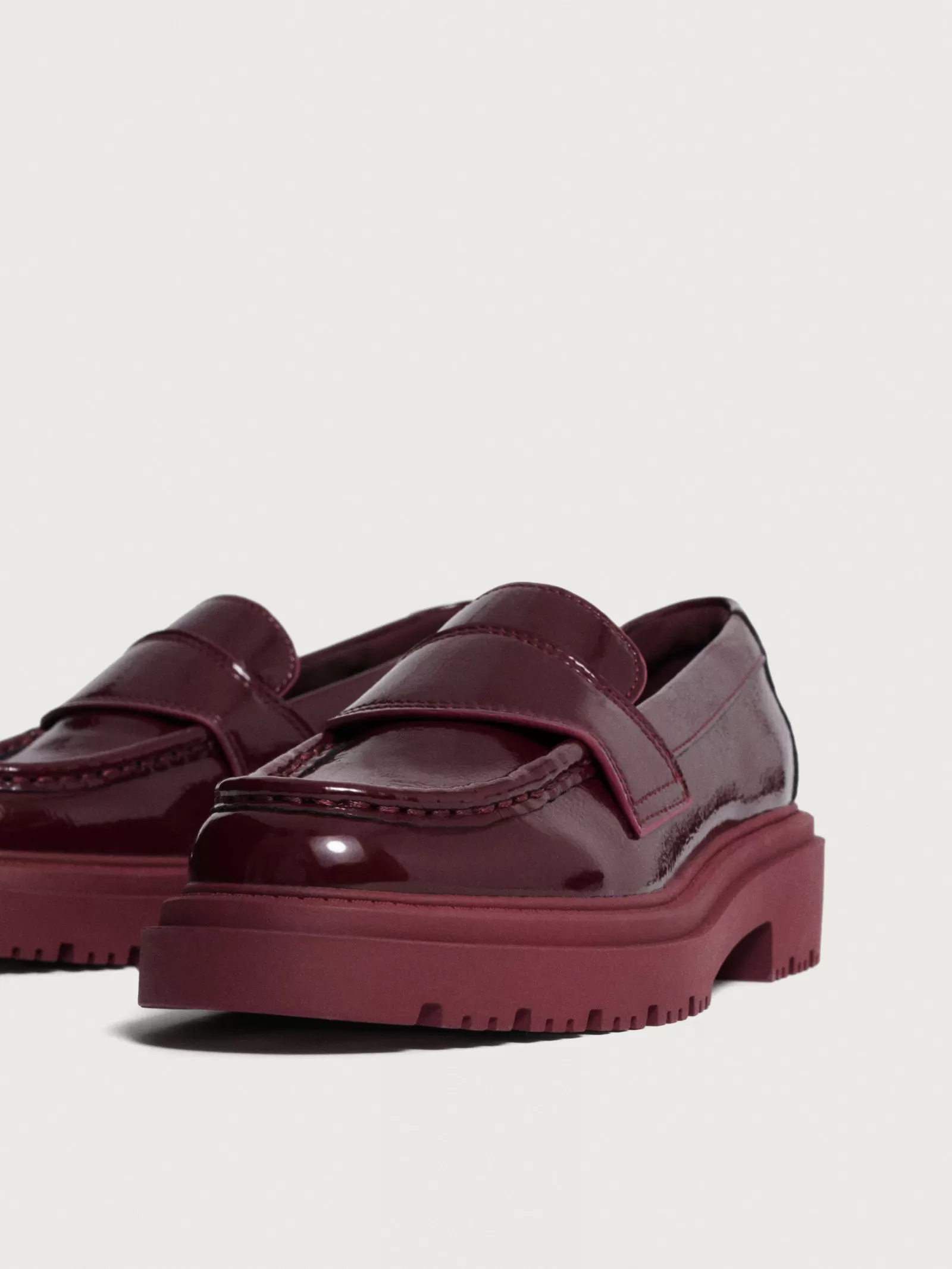 Zapatos Planos HOFF SCHOOL en Tono Vino - Estilo Clásico con Detalles Modernos para Mujer