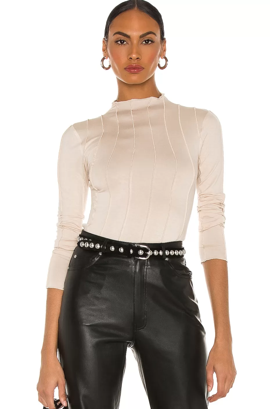 Blusa Lovers + Friends con costuras destacadas y manga larga ajustada - Ideal para looks casuales y elegantes