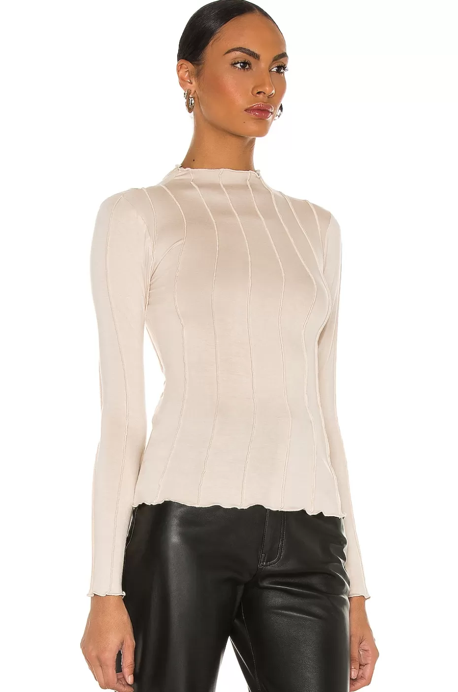 Blusa Lovers + Friends con costuras destacadas y manga larga ajustada - Ideal para looks casuales y elegantes