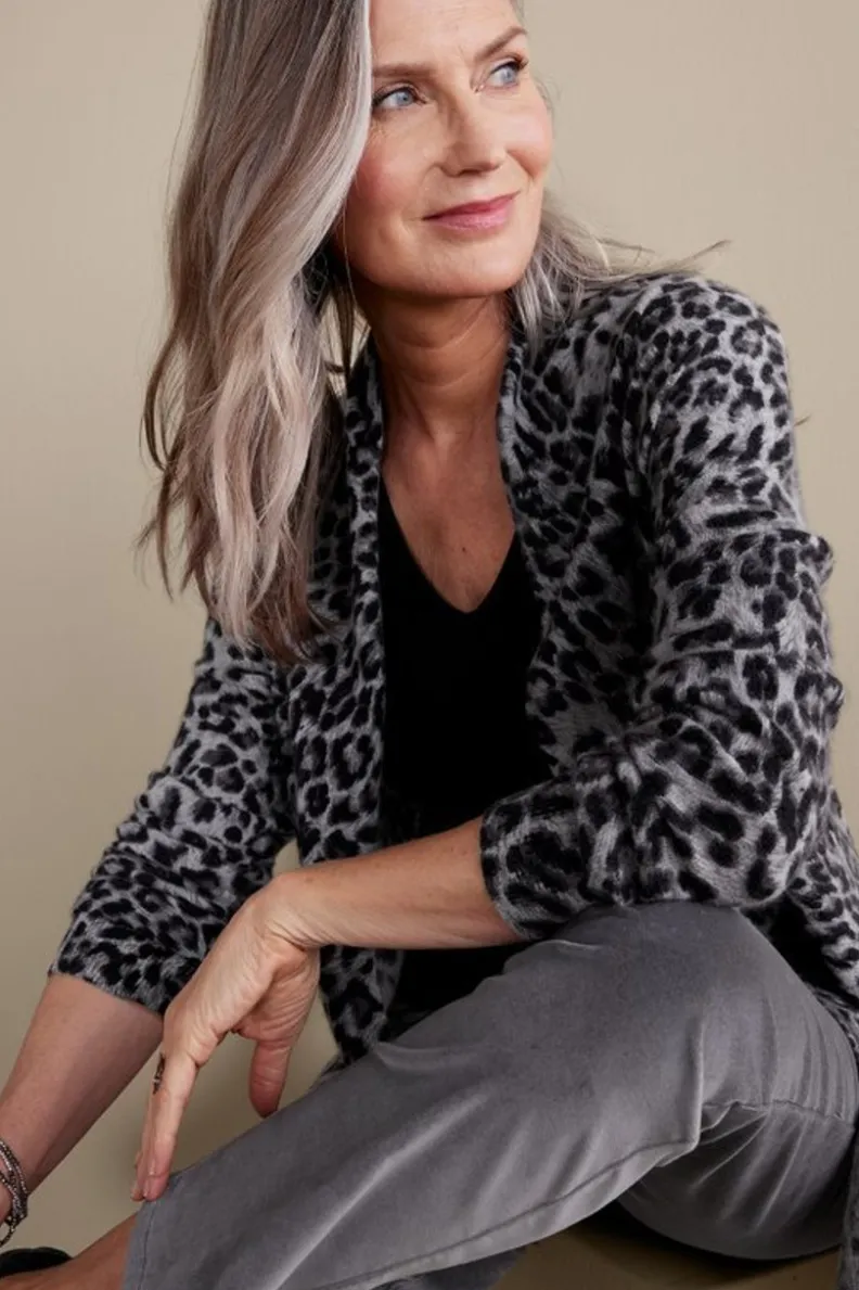 Soft Surroundings - Cárdigan Sibyl en Cachemira Estampado Leopardo Elegante, Lujo Suave para Tops y Abrigos Versátiles