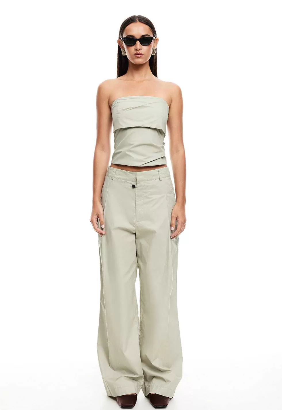 Leona Ardiente: Top Sin Mangas con Estilo Atrevido y Ajuste Perfecto para Looks de Temporada
