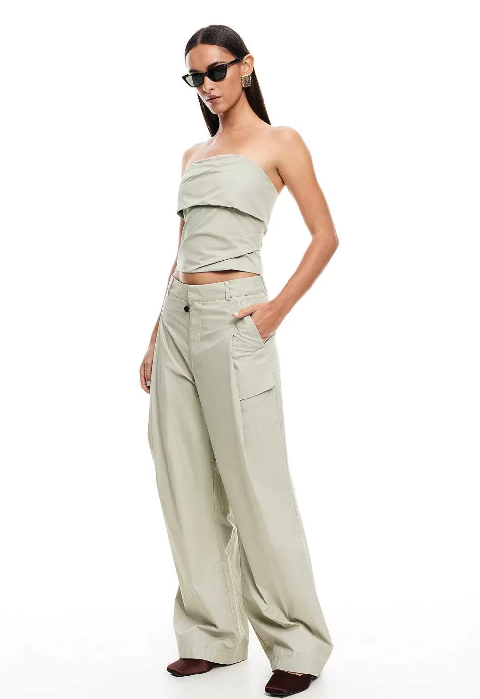 Leona Ardiente: Top Sin Mangas con Estilo Atrevido y Ajuste Perfecto para Looks de Temporada