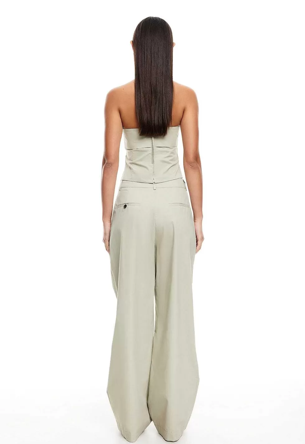 Leona Ardiente: Top Sin Mangas con Estilo Atrevido y Ajuste Perfecto para Looks de Temporada