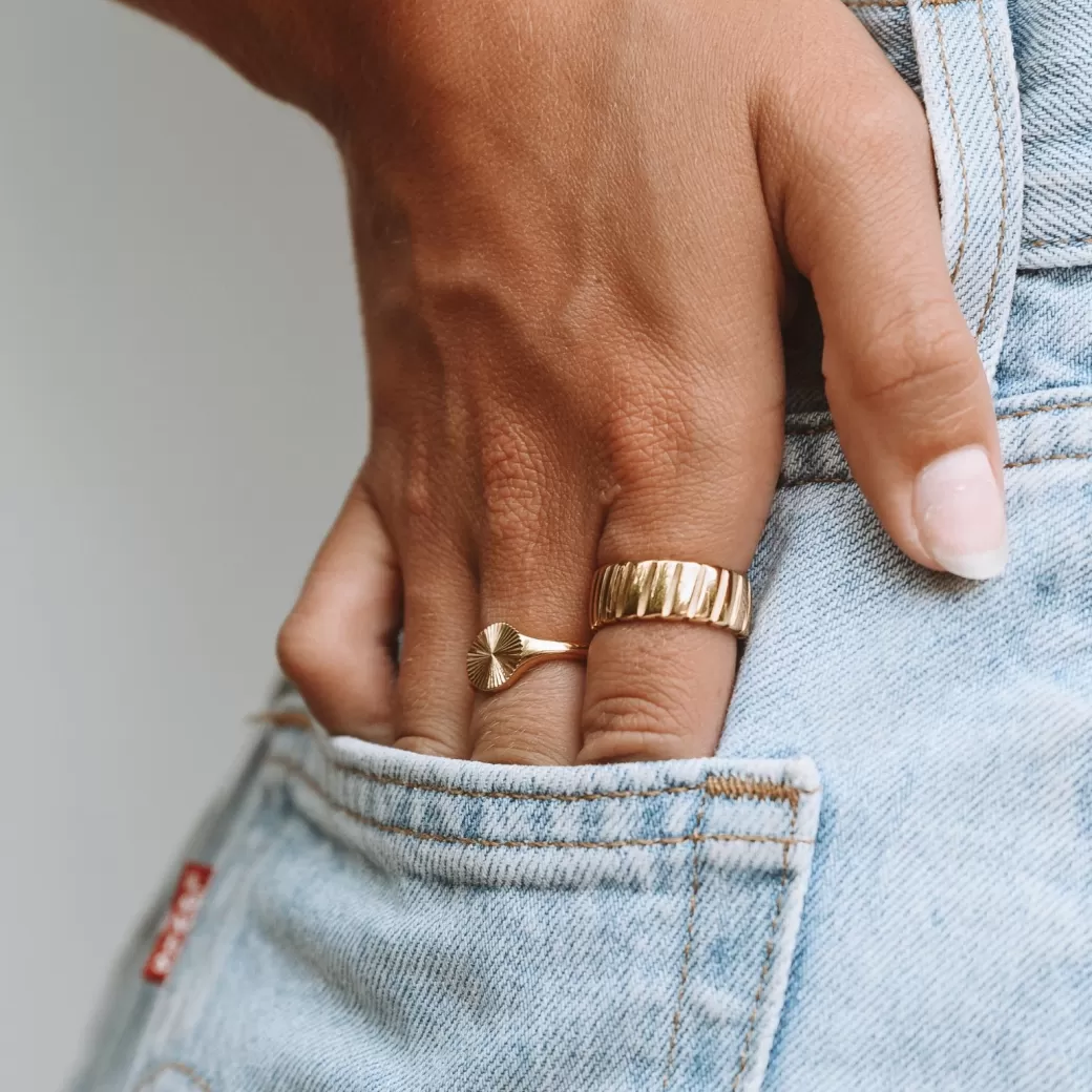 Exclusivo Anillo Sello Solar en Oro - ¡Últimas Unidades! Joyería Atolea