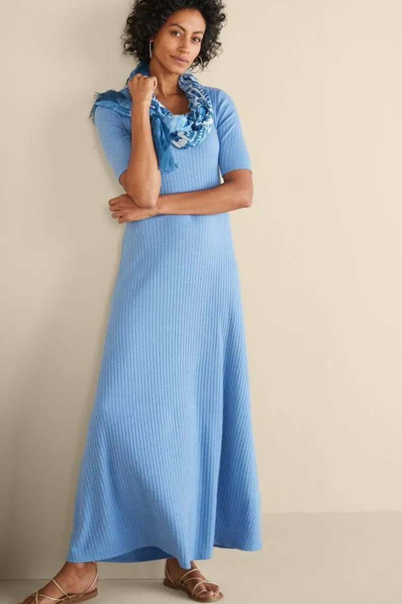 Vestido Santiago con mangas cortas y textura suave - Diseño fresco de Entornos Delicados para looks casuales