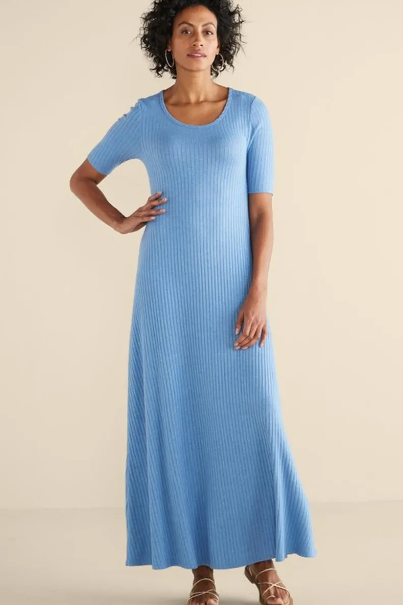 Vestido Santiago con mangas cortas y textura suave - Diseño fresco de Entornos Delicados para looks casuales