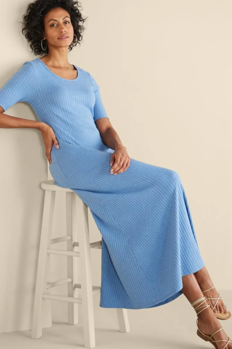 Vestido Santiago con mangas cortas y textura suave - Diseño fresco de Entornos Delicados para looks casuales