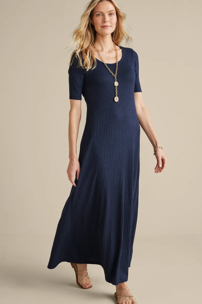 Vestido Santiago con mangas cortas y textura suave - Diseño fresco de Entornos Delicados para looks casuales