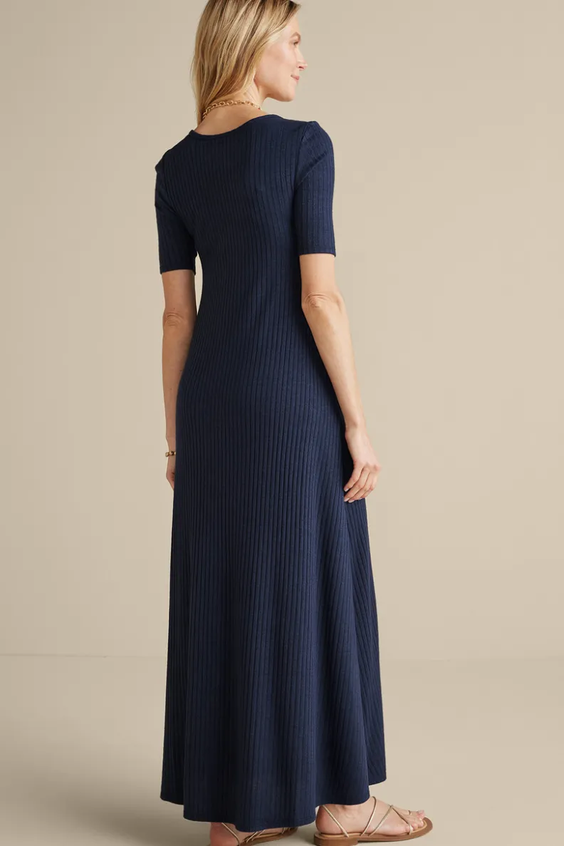 Vestido Santiago con mangas cortas y textura suave - Diseño fresco de Entornos Delicados para looks casuales