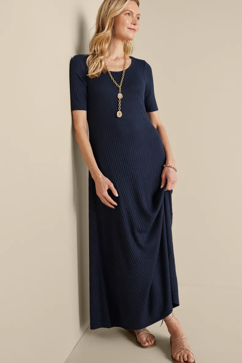 Vestido Santiago con mangas cortas y textura suave - Diseño fresco de Entornos Delicados para looks casuales