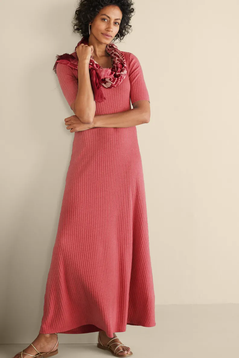 Vestido Santiago con mangas cortas y textura suave - Diseño fresco de Entornos Delicados para looks casuales