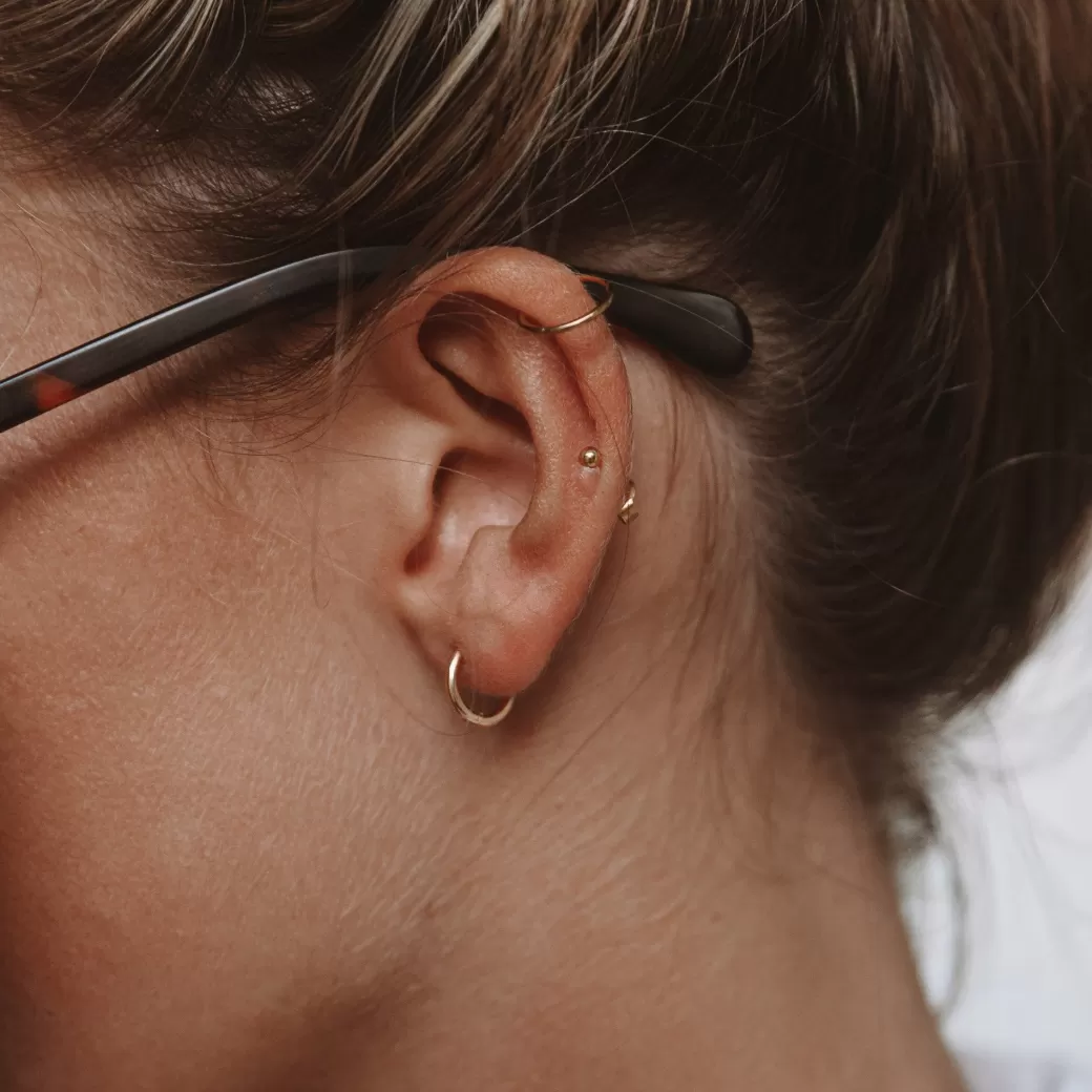 Elegantes Aros Huggies Pequeños - Joyería de Moda Atolea para Mujer