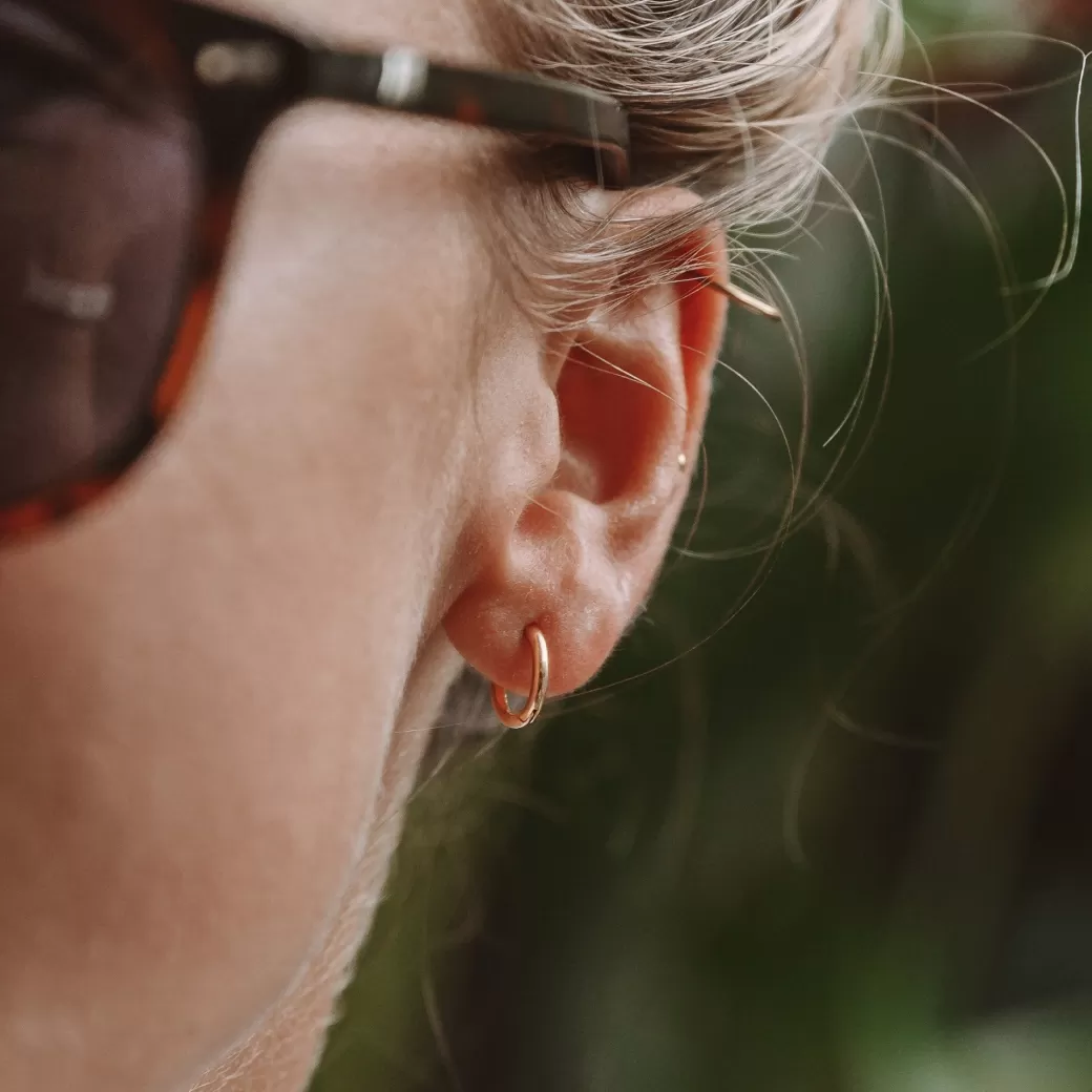 Elegantes Aros Huggies Pequeños - Joyería de Moda Atolea para Mujer