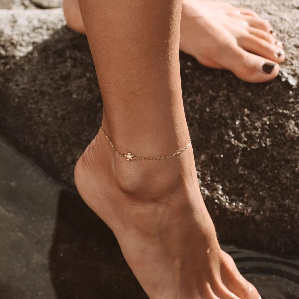 ¡Descubre la Magia del Mar! Tobillera Tortuga Plata Sterling - Diseño Artesanal Atolea con Detalles de Conchas y Perlas Brillantes. Accesorio Playero Único para Estilo Boho-Chic. Envío Rápido y Presentación Exclusiva en Caja Regalo.