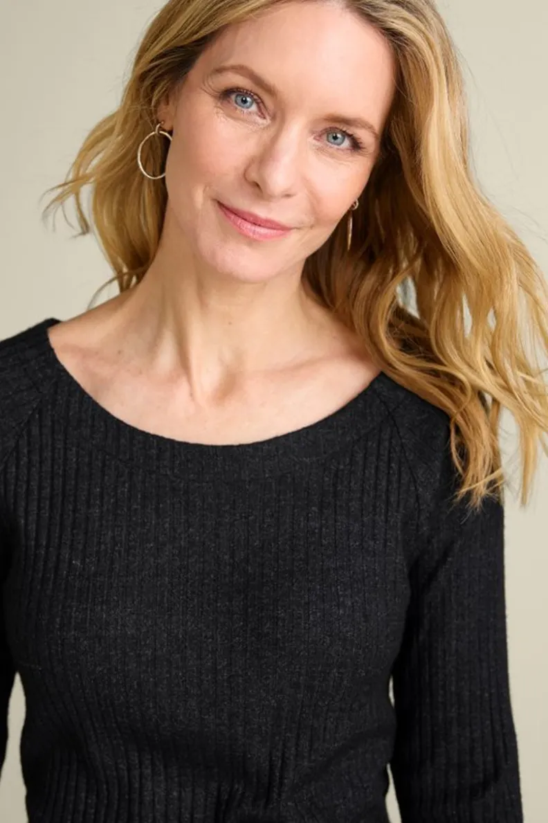 Camiseta Veda en Punto Costilla - Tono Negro Desgastado con Ajuste Suave | Tops Soft Surroundings